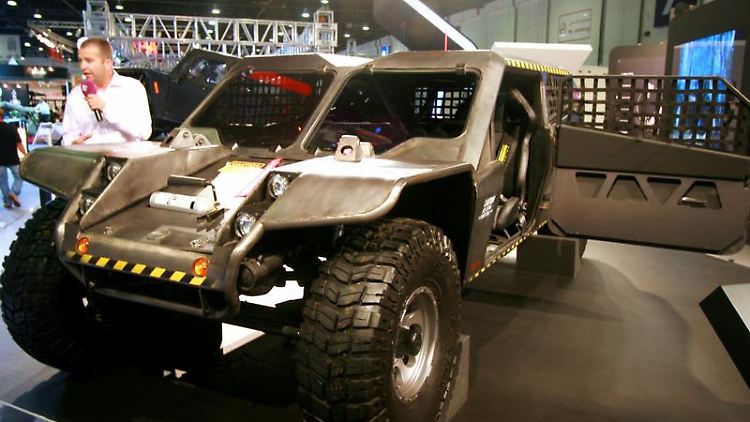 Wie aus dem Fuhrpark der "Mad Max"-Filme: Alanqua aus Abu Dhabi stellt auf der Messe in Dubai gepanzerte Geländewagen vor.