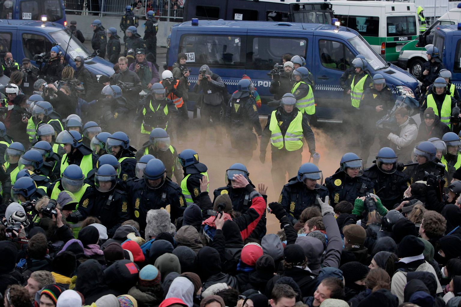 Schlagstöcke, Massenfestnahmen, Hundeeinsatz, Pfefferspray und Chaos beim Kopenhagener Klimagipfel: