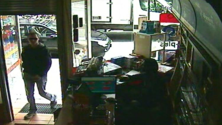 Der Moment, in dem Ladenbesitzer Anlayisli begreift, mit einem mutmaßlichen Mörder in einem Raum zu sein.