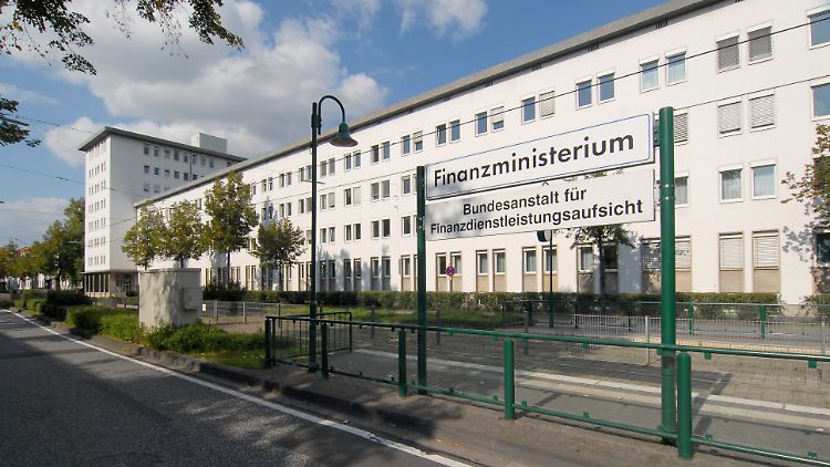 An der Haltestelle wie im echten Leben: Die Aufsicht untersteht dem Finanzminister (im Bild der Dienstsitz in Bonn).