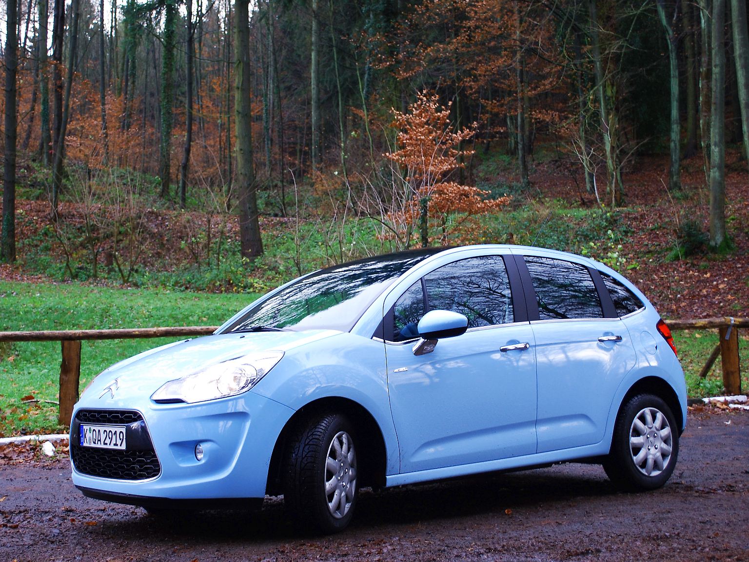 Voilà, der neue C3. In Botticelli-Blau steht er da, der erfolgreichste Citroën derzeit. Die runden Formen hat man beibehalten. Neu ist die flotte Sicke über den beiden Türen.