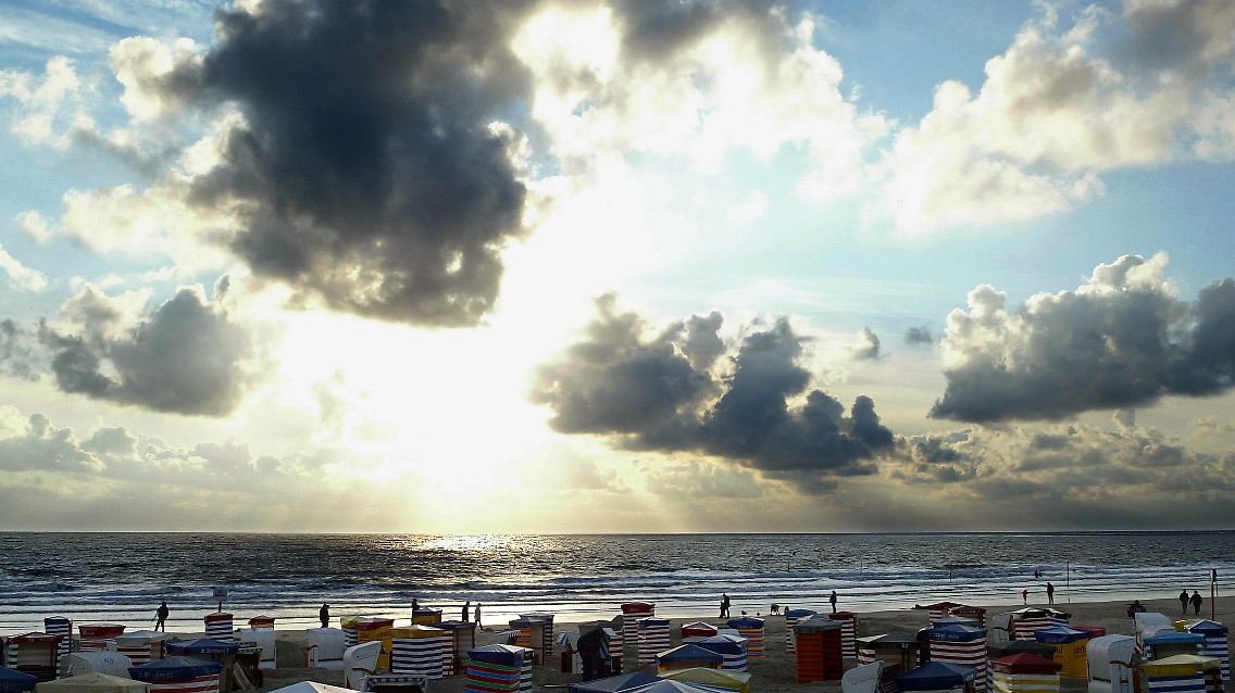 Kurstrand der größten ostfriesischen Insel Borkum (Kreis Leer) im niedersächsischen Wattenmeer.