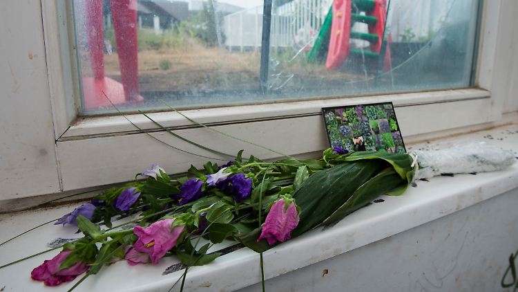 In dem Haus, in dem die Familie lebte, liegen Blumen zum Gedenken an das Opfer.