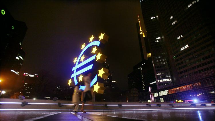 Die Frankfurter Nacht hüllt sich um die EZB. Ein Bild mit Symbolcharakter?