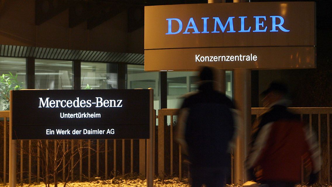 Vor dem Daimler-Stammwerk in Stuttgart-Untertürkheim.