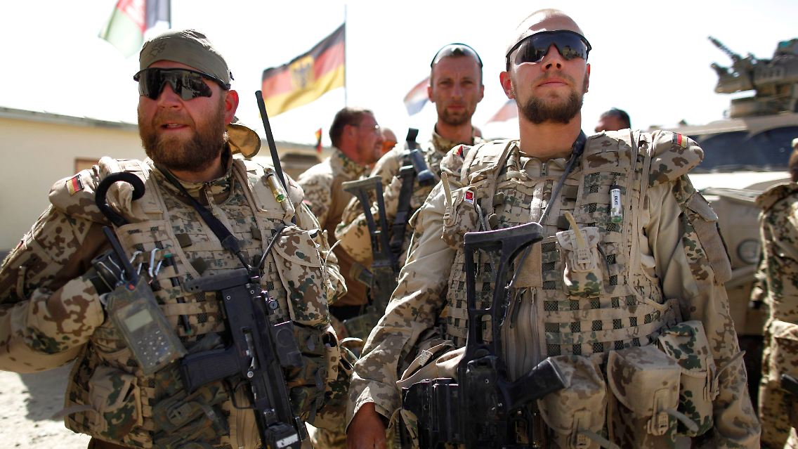 Deutsche ISAF Soldaten kehren nach einer Patrouille in der Nähe von Feyzabad in ihr Feldlager zurück (Archivaufnahme September 2009.)