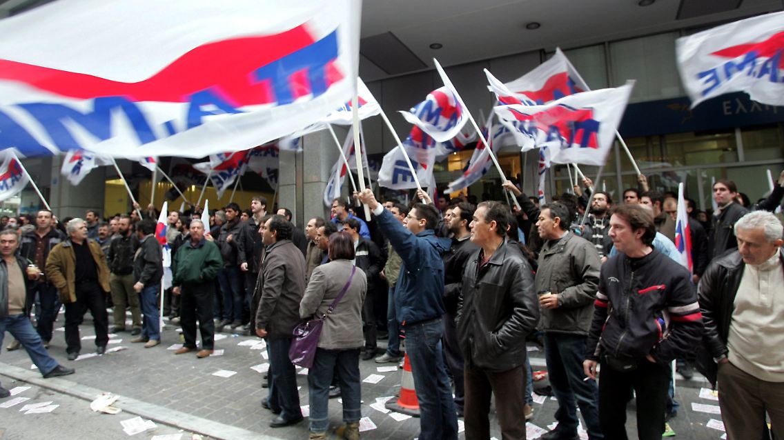 PAME-Mitglieder demonstrieren vor dem Finanzministerium in Athen.
