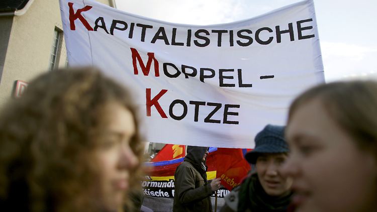 Studenten demonstrieren derweil gegen die "Bildungsmisere" und für massive Reformen (hier am Tagungsort der Kultusministerkonferenz KMK in Bonn).