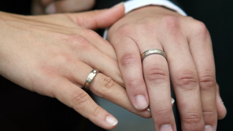 Erst einmal kostet die Hochzeit viel Geld. Doch insbesondere wenn ein Partner nicht oder nur Teilzeit arbeitet, entstehen steuerliche Vorteile.
