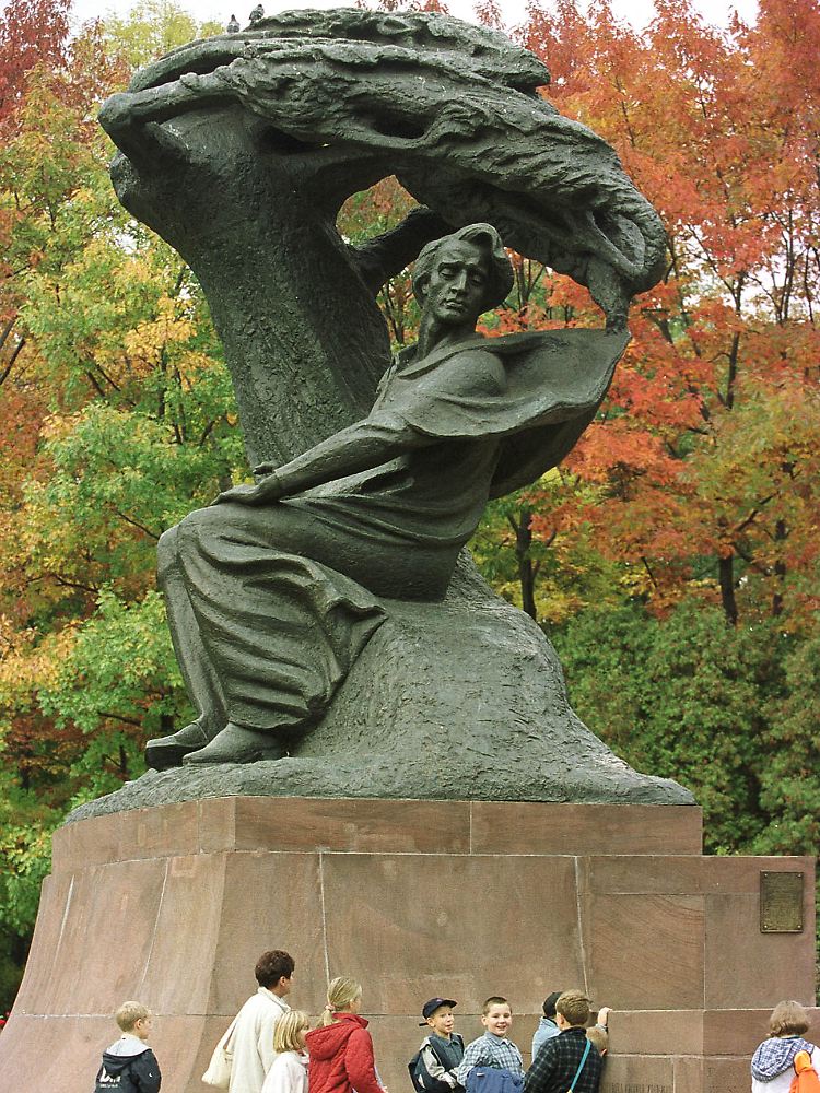 Beliebter Treffpunkt der Warschauer: Das Chopin-Denkmal im Lazienki-Park.
