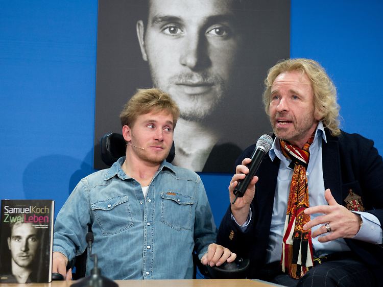 Das Schicksal Samuel Kochs lässt Thomas Gottschalk nicht los - hier sind sie gemeinsam bei einer Buch-Präsentation.