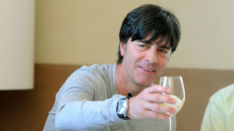 Ein Gläschen Wein darf sein: Joachim Löw, tolerant.