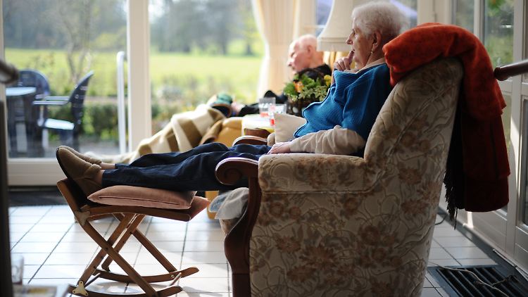 Nicht jeder kann es sich im Alter so gut gehen lassen. Vor allem die Pflegekosten in Heimen überfordern viele Familien.
