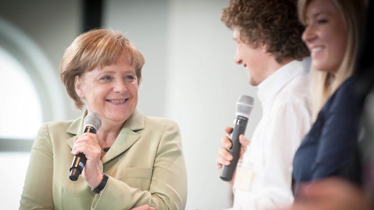 Bilder, die das Bundespresseamt lieben dürfte: Charmante Kanzlerin spricht mit engagiertem Jungvolk.
