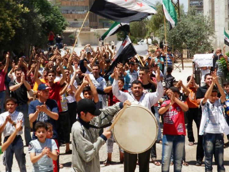 Immer wieder gibt es Proteste gegen Assad, die teilweise brutal niedergeschlagen werden.