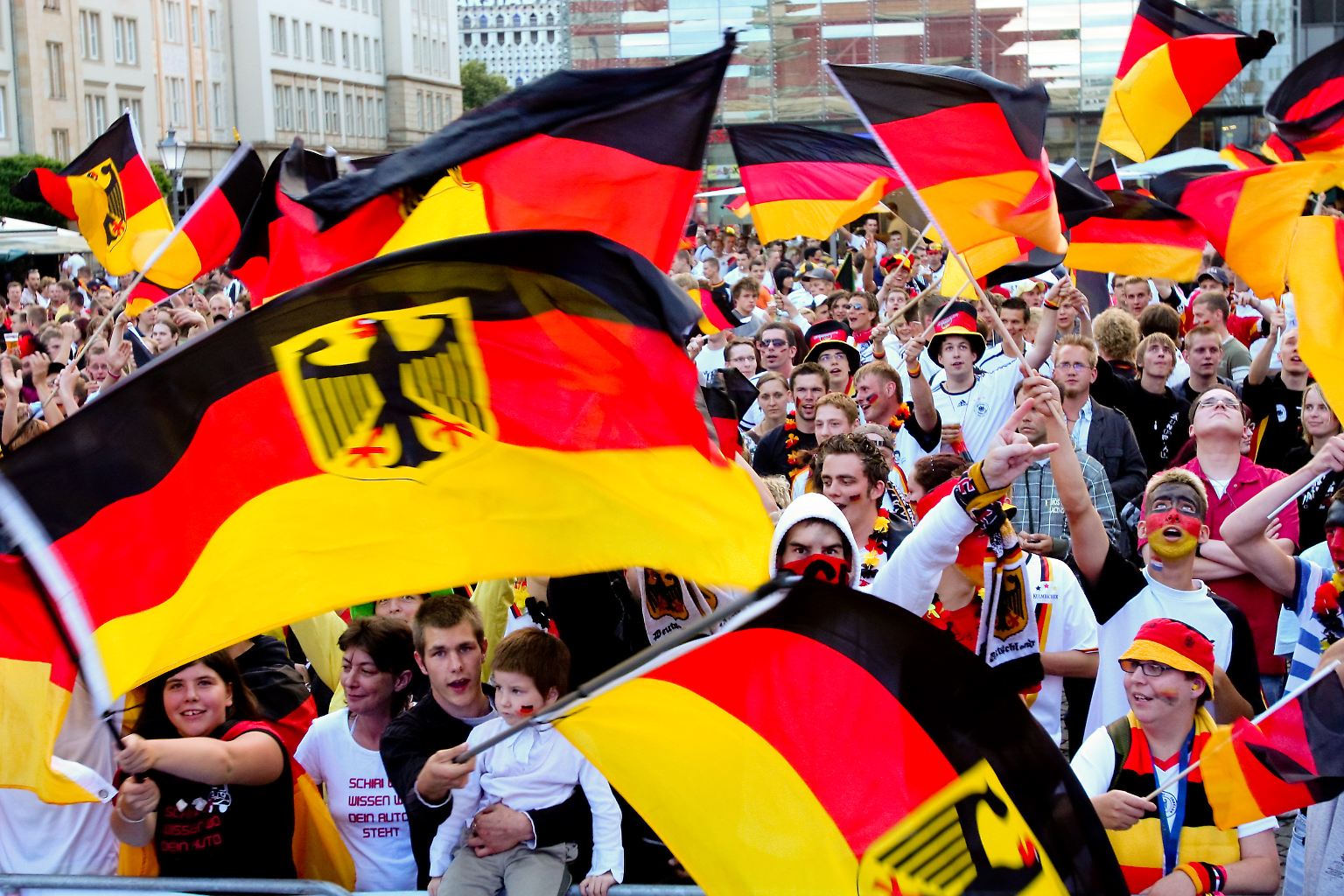 Die Fußball-Europameisterschaft ist ein wirtschaftlich überaus lukratives Ereignis …