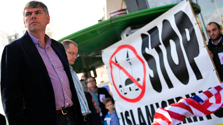 Der belgische rechtsextreme Politiker Dewinter (l.) am 11. September 2010 bei einer Kundgebung vor der US-Botschaft in Brüssel gegen den Bau einer Moschee nahe Ground Zero in New York.