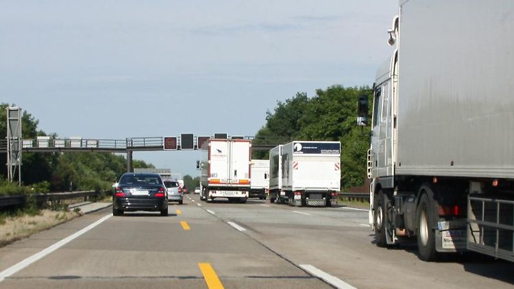 Auch bei Brummi-Fahrern reißt irgendwann der Geduldsfaden. Bei zweispurigen Autobahnen ist das Überholen von Lkws jedoch oft ein Ärgernis.