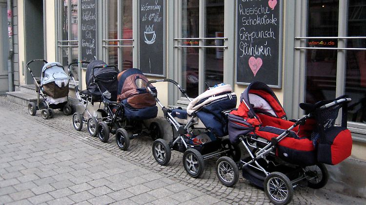 Die Latte-Muttis sind eingekehrt. Das Land hat zu wenig Betreuungsplätze und zu wenig Erzieher.