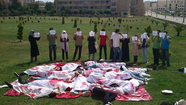Erst kürzlich hatte ein Blutbad in der Nähe von Homs international für Empörung gesorgt. In Al-Hula waren mehr als 100 Menschen getötet worden. Hier stellen syrische Studenten das Massaker in einer Performance nach.