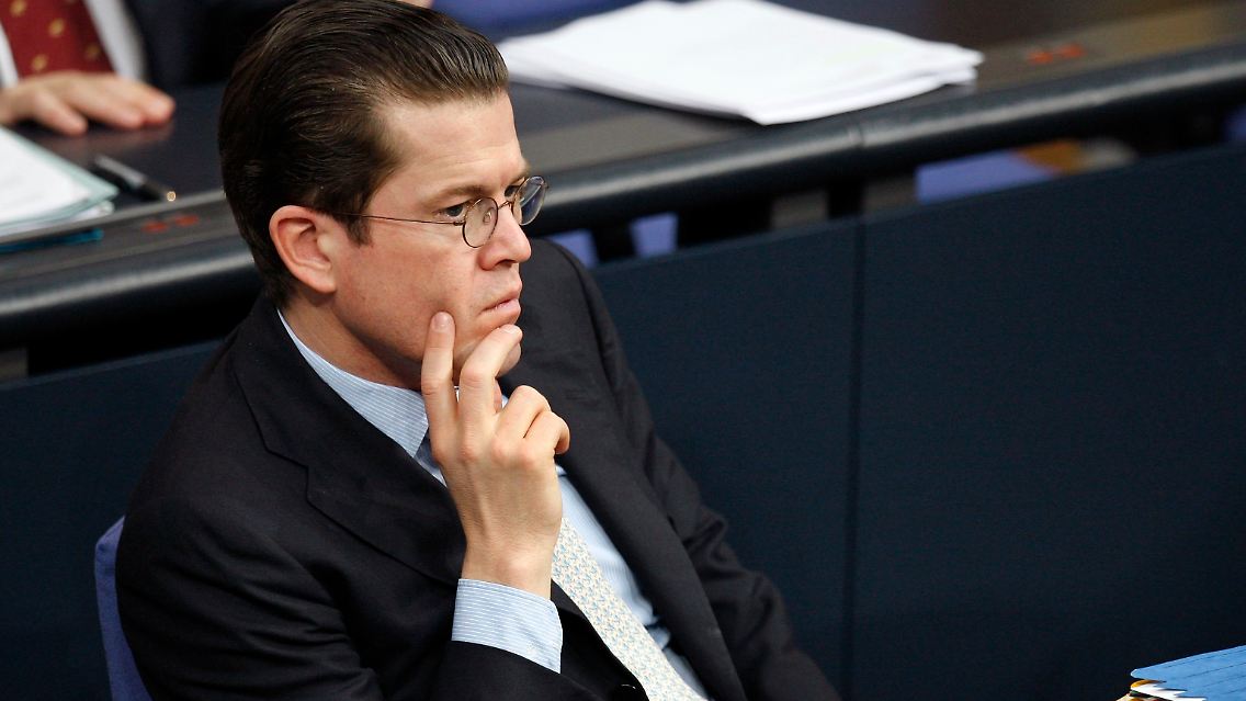 Im Visier der Opposition: Verteidigungsminister Guttenberg.