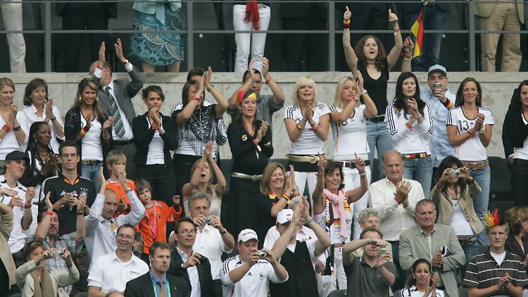 Haben Zürcher Richter und Staatsanwälte ihre Stellung ausgenützt, um auf die fast unerreichbaren Plätze zu gelangen? Im Bild die deutschen Spielerfrauen beim WM-Spiel 2006 gegen Argentinien.