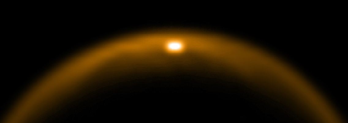 Das Bild zeigt eine Spiegelung, die durch Reflektion des Sonnenlichts an einer glatten Oberfläche auf dem Saturnmond Titan entsteht.