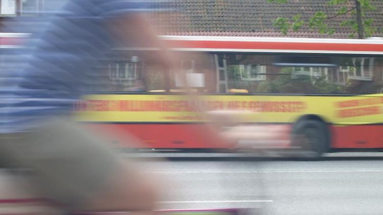 Nach ein paar Bierchen schnell nach Hause radeln - davon raten Experten ab. Im Zweifelsfall sind Bus und Bahn sicherer.
