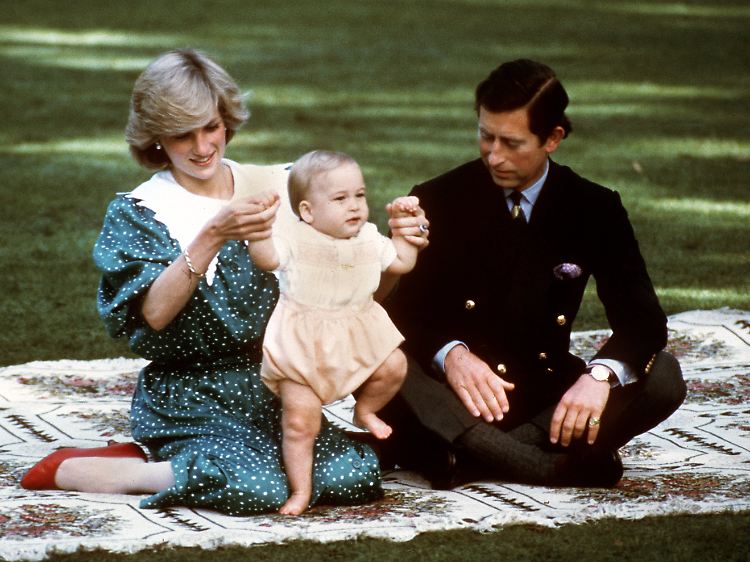 Baby William mit seinen Eltern Charles und Diana während eines Aufenthaltes in Australien im April 1983.