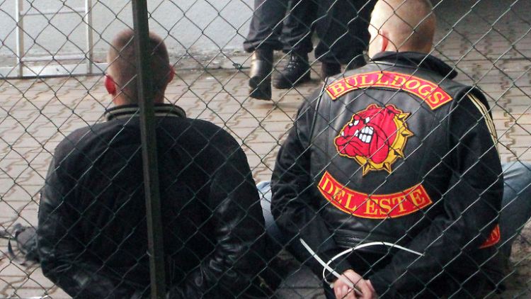 Die Polizei nahm zwölf Rocker fest.