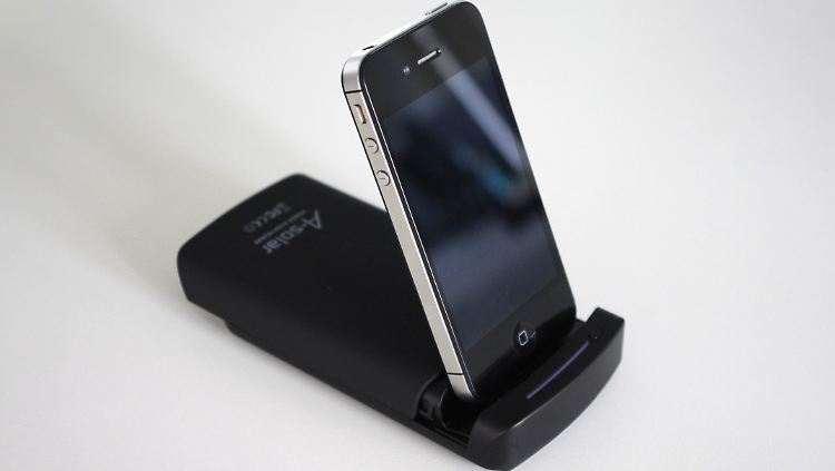 Per ausfahrbahrer Dockingstation laden iOS-Geräte am Solar Power Dock kabellos.