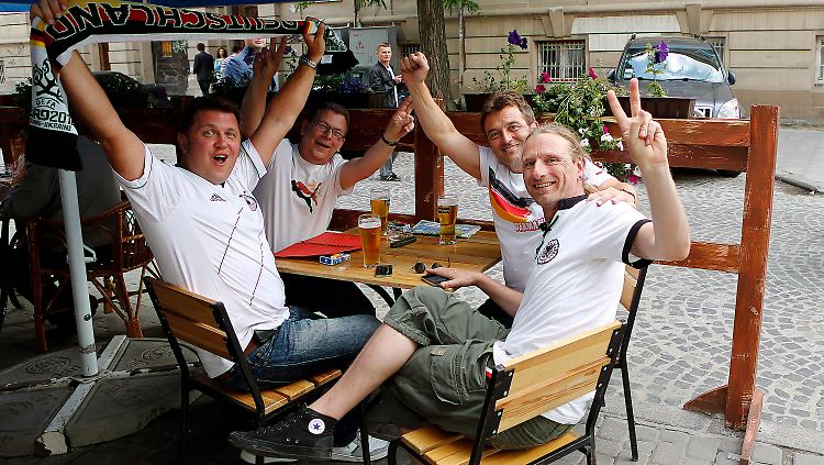 Trinkfest: Deutsche Fußballfans.