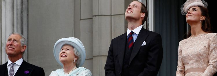 Schauen einer goldenen Zukunft entgegen: Charles, Elizabeth, William und Catherine.