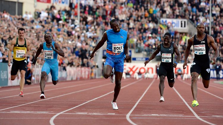 Bolt rennt als Erster durch das Ziel.