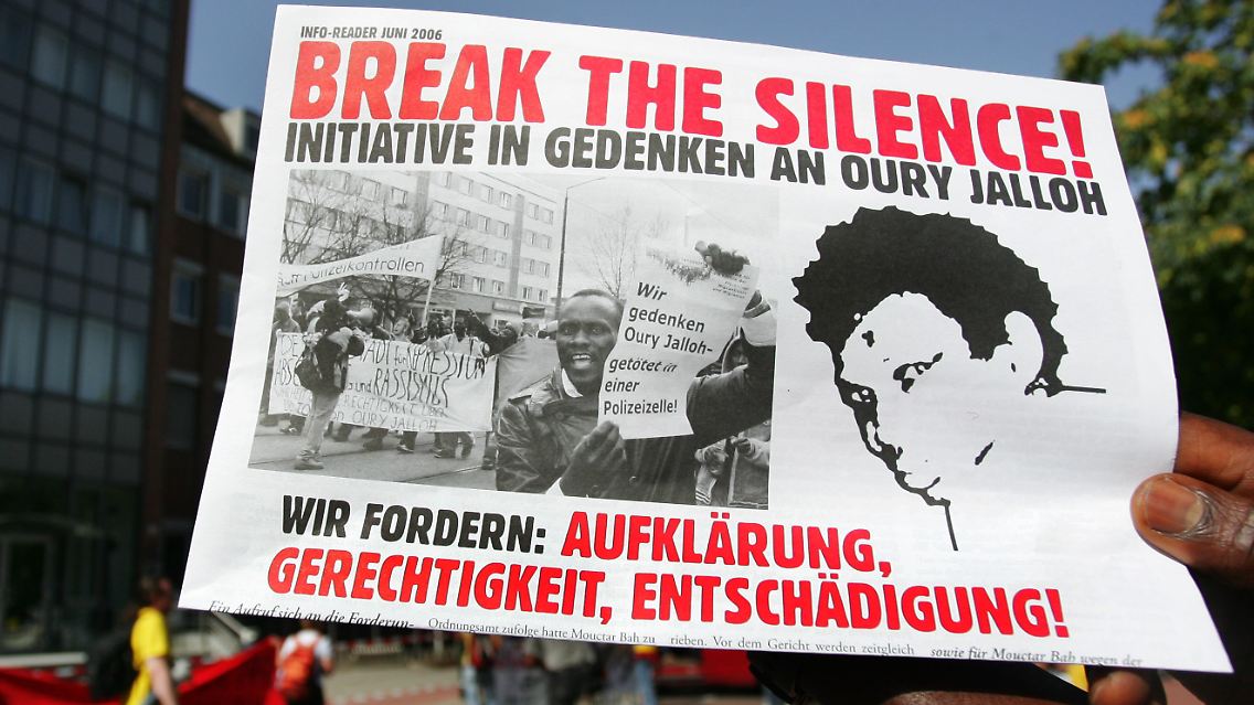Demonstranten wenden sich 2006 in Dessau gegen die ihrer Meinung nach schleppende Aufklärung des Feuertodes von Oury Jalloh.