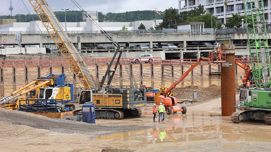 Die-Baugrube-wurde-mit-Pfeilern-und-Holzbrettern-eingefasst