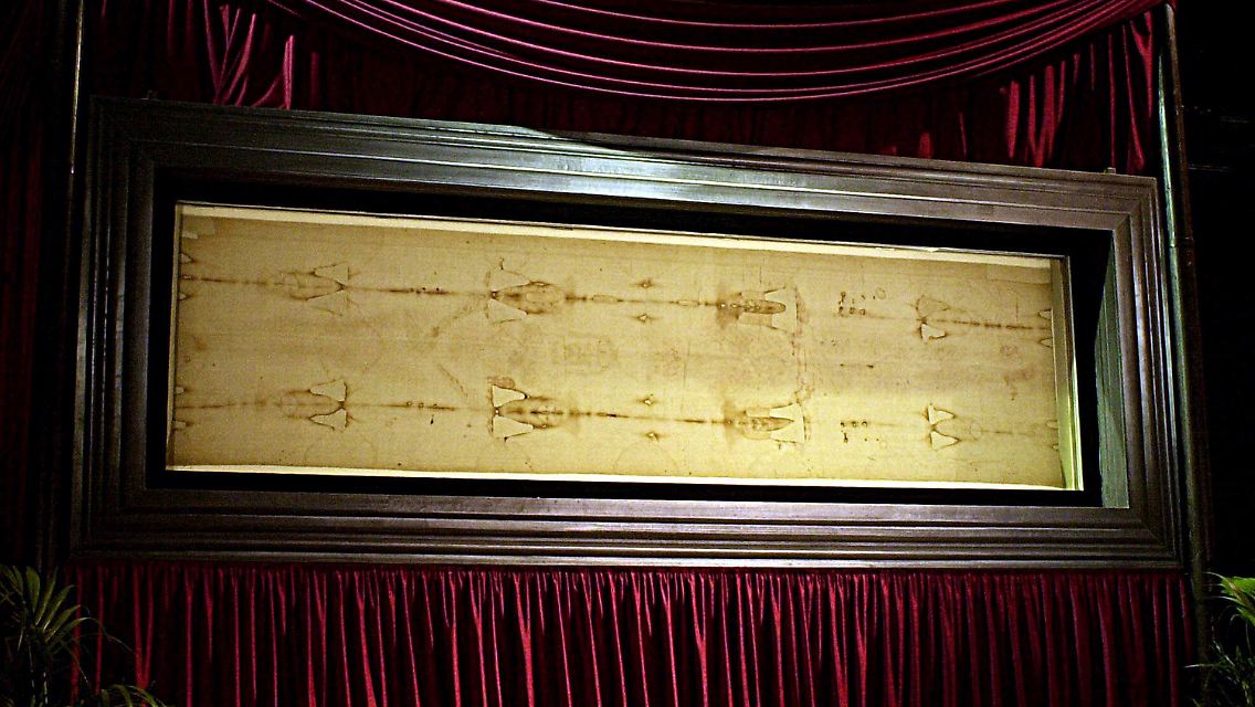 Das seit 1578 im Dom von Turin aufbewahrte Grabtuch aus Leinen, das deutliche Spuren der Folterungen und der Kreuzigung eines Mannes enthält, wird von Gläubigen als das Grabtuch Jesu verehrt.