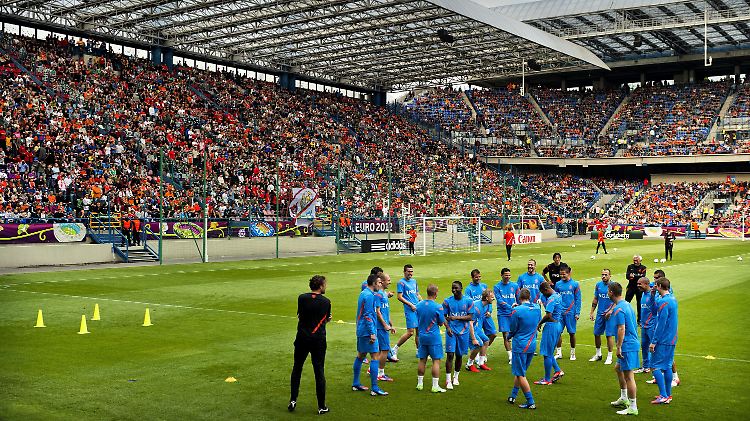 Bert van Marwijk verlagerte das Training kurzerhand in die andere Hälfte des Stadions.
