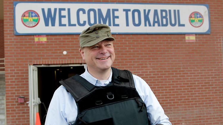 In Afghanistan gibt es schöne Teppiche. Dirk Niebel hat sich einen organisiert.