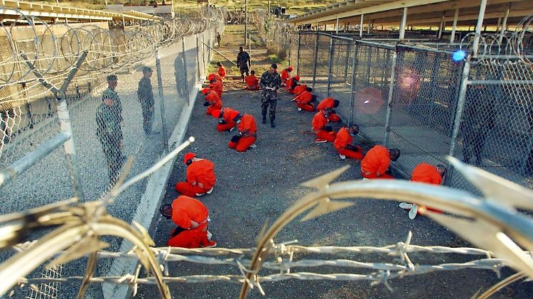 164 Häftlinge sind derzeit noch in Guantanamo. 84 von ihnen sind von allen Vorwürfen freigesprochen, bei 71 anderen werden die Fälle derzeit neu überprüft.