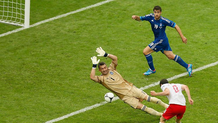Der griechische Torwart verschätzt sich, Robert Lewandowski köpft ein.