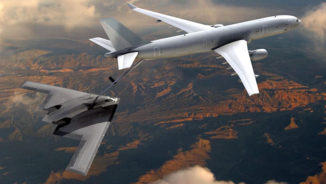 Tankflugzeug von Northrop Grumman, Partner von EADS, beim Betanken eines B2-Bombers. Die US-Regierung will neue Tankflugzeuge. Unklar ist, von welchem Hersteller.
