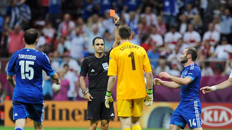 Polens Torwart Szczesny bekommt für seine Notbremse Rot - aber die Griechen verschießen den fälligen Elfmeter.