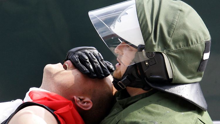 Ein Bundespolizist nimmt einen polnischen Hooligan fest. (Archivbild) Vor der EM vertieften deutsche und polnische Behörden ihre Zusammenarbeit im Kampf gegen Hooliganismus.