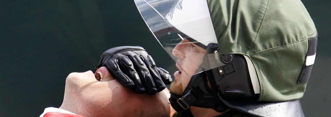 Ein Bundespolizist nimmt einen polnischen Hooligan fest. (Archivbild) Vor der EM vertieften deutsche und polnische Behörden ihre Zusammenarbeit im Kampf gegen Hooliganismus.