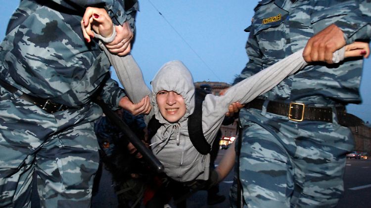 Die russischen Sicherheitskräfte gehen nicht zimperlich mit Demonstranten um.