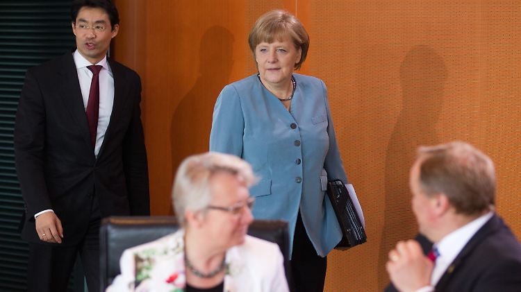 Auf Distanz: Kanzlerin Merkel mit Vize Rösler und den Problem-Ministern Schavan und Niebel bei einer Kabinettssitzung Ende Mai.