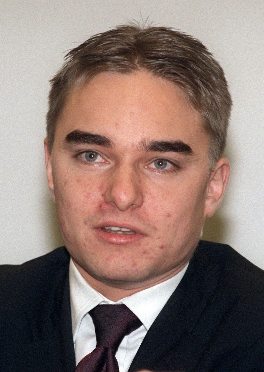 Der wegen Betruges angeklagte Unternehmer Lars Windhorst hat das Berliner Landgericht als freier Mann verlassen. Das Verfahren gegen den 33-Jährigen, der außerdem wegen Untreue und Insolvenzverschleppung angeklagt war, wurde vorläufig eingestellt.