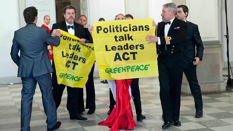 Greenpeace-Aktivisten auf dem Kopenhagener Staatsempfang. Schon beim EU-Gipfel in Brüssel war der Organisation ein ähnlicher Coup gelungen.