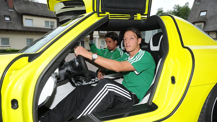 Die beiden Madrilenen bilden die Mittelfeldachse: Özil und Khedira.